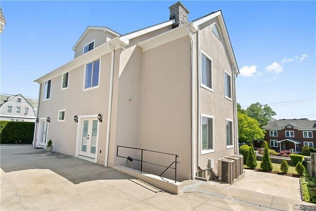 Building Photo - 120 Old Mamaroneck Rd
