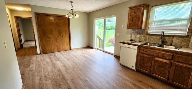 Building Photo - 1713 Briarwood Ln