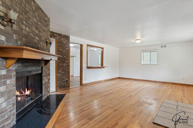 Building Photo - 2 bedroom $1400