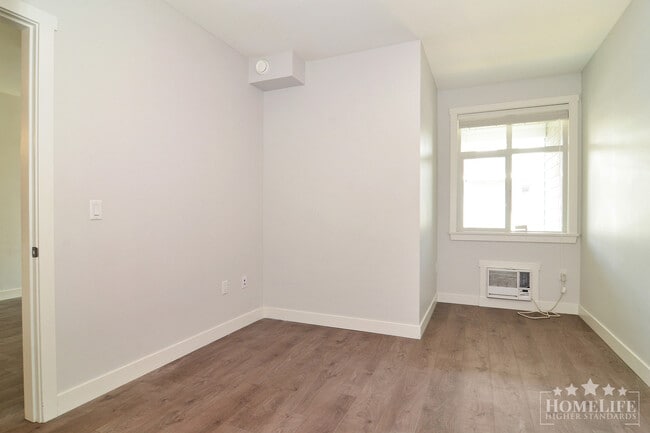 Photo du bâtiment - Top Floor 2 Bed Condo at Brydon Green – Langley