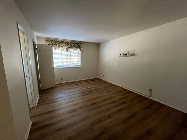Building Photo - Spacious on a Circle