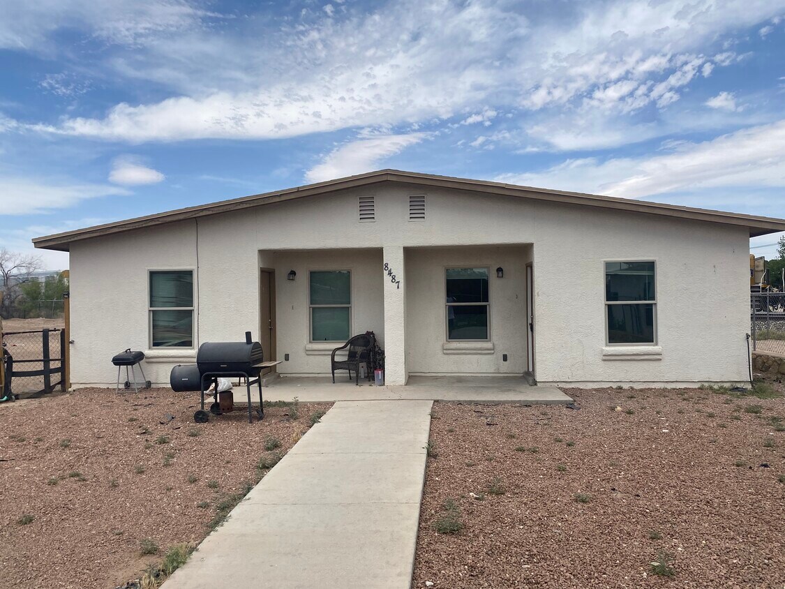 Foto principal - 8487 Roseway Dr