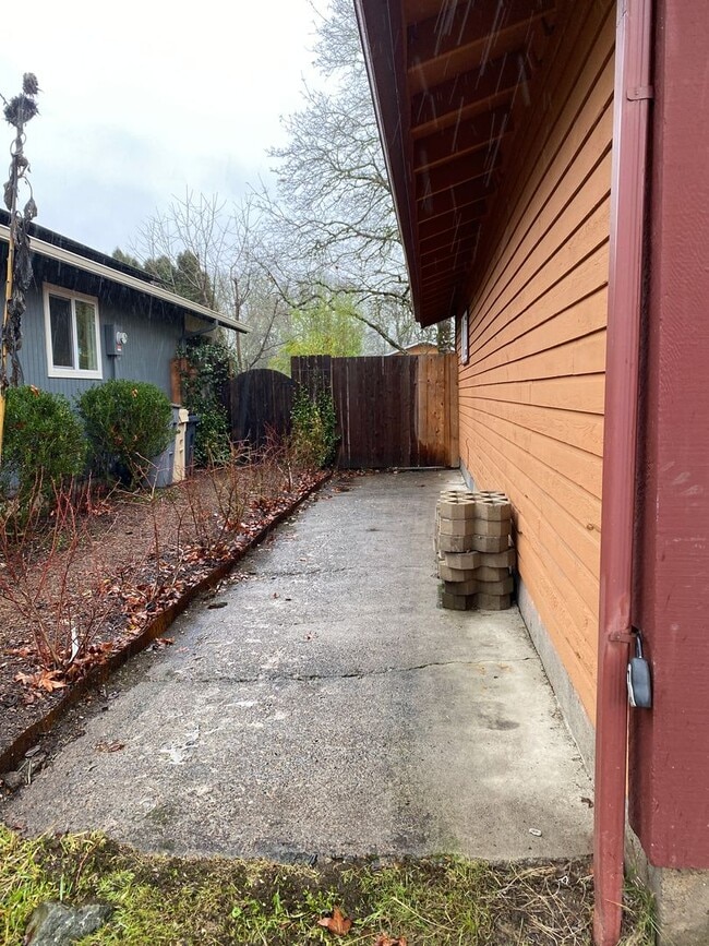 Building Photo - Spacious 4 Bedroom House in South Town!