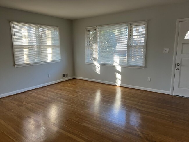 Building Photo - Commuters Dream!  Renovated Home Close to ...