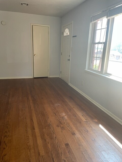 Building Photo - 1302 N Oak St