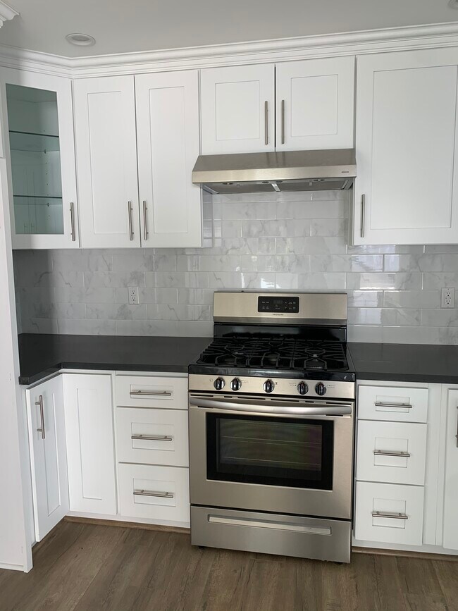 Building Photo - 10323 Whitegate Ave