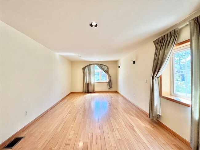 Foto del edificio - 64-8 Cloverdale Blvd