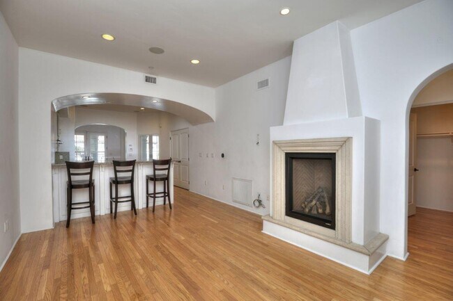 Building Photo - Downtown Luxury One Bedroom with Private G...