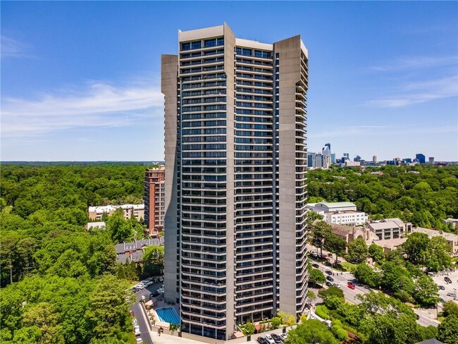 Foto del edificio - 700 Park Regency Pl NE