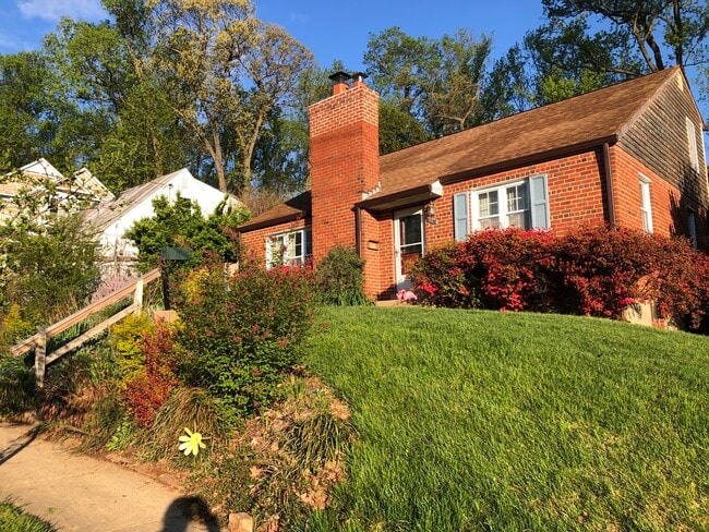 Building Photo - 10240 Parkwood Dr