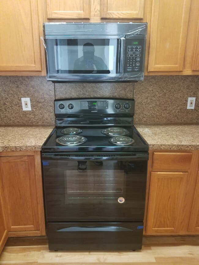 Range and Microwave - 3115 Alta Mesa Dr