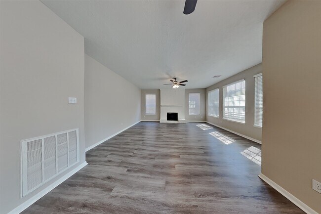 Building Photo - 814 Hyacinth Pl