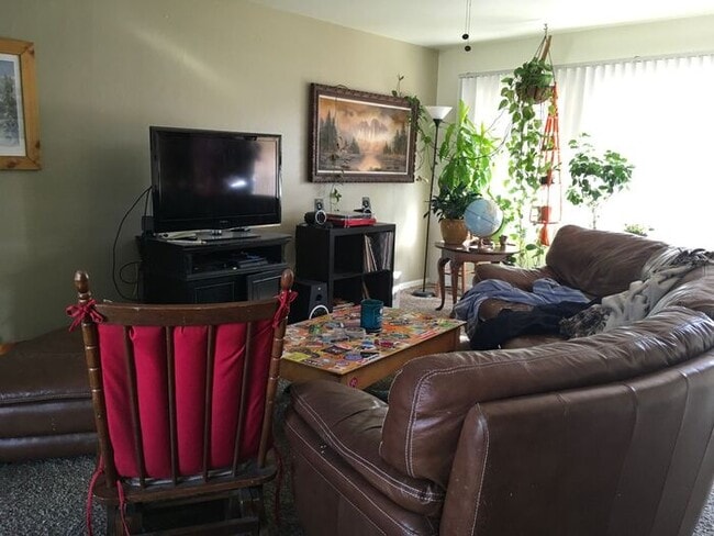 Building Photo - Spacious 3 Bedroom 2 Bath Ranch Style Hous...