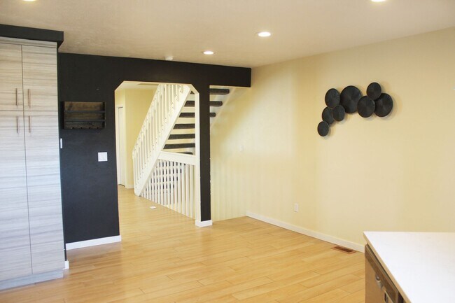 Building Photo - COME TOUR THIS BEAUTIFUL TOWNHOME. AVAILAB...