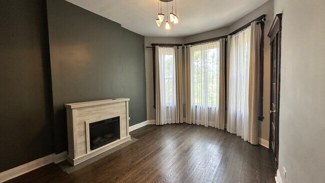 Building Photo - 521 E 46th Pl