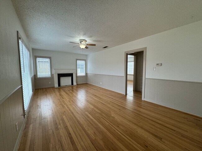 Building Photo - Well maintained, spacious 2 bed 2 bath ver...