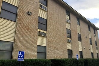Building Photo - 122 Kickapoo St