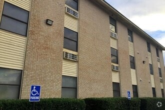 Building Photo - 122 Kickapoo St
