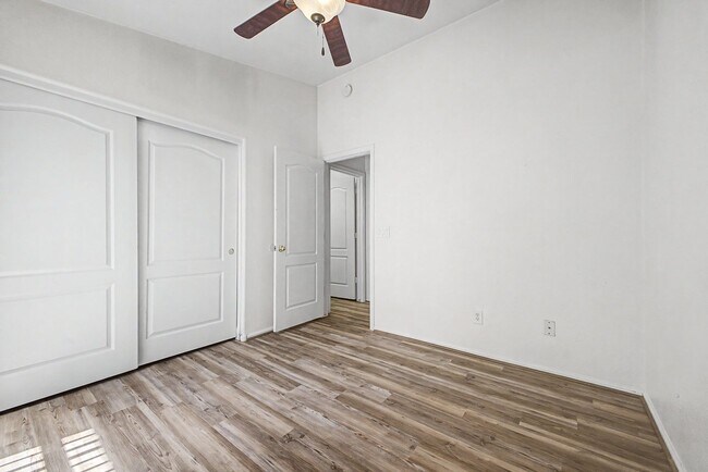 Foto del edificio - 4649 E Augusta Ave