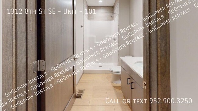 Building Photo - 6 Bedroom Dinkytown Townhome Available 9/1!