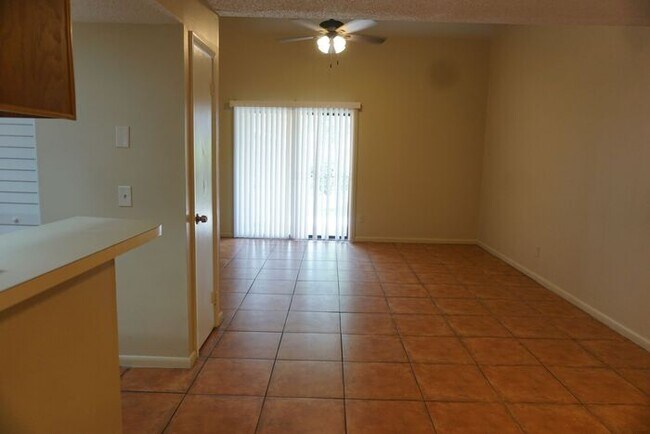 Foto del edificio - 2 Bedroom 2 Bath Townhome Near NAS Jax. No Additional Monthly Fees