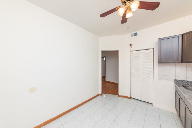 Foto del edificio - 3135 W Augusta Blvd