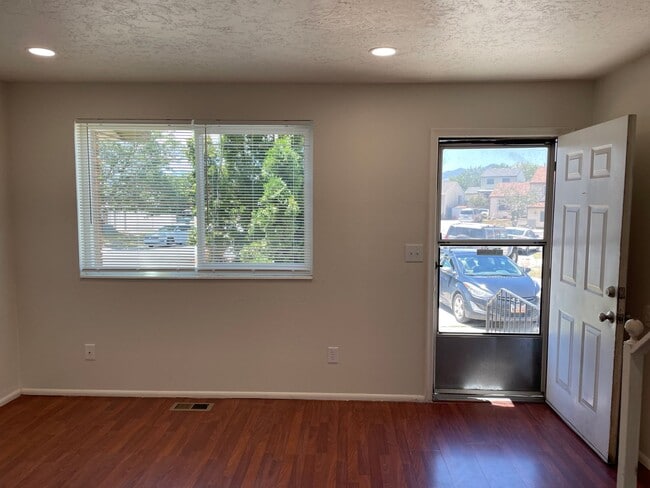 Foto del edificio - 2 Bedroom, 1.5 Bathroom Twin Home in West ...