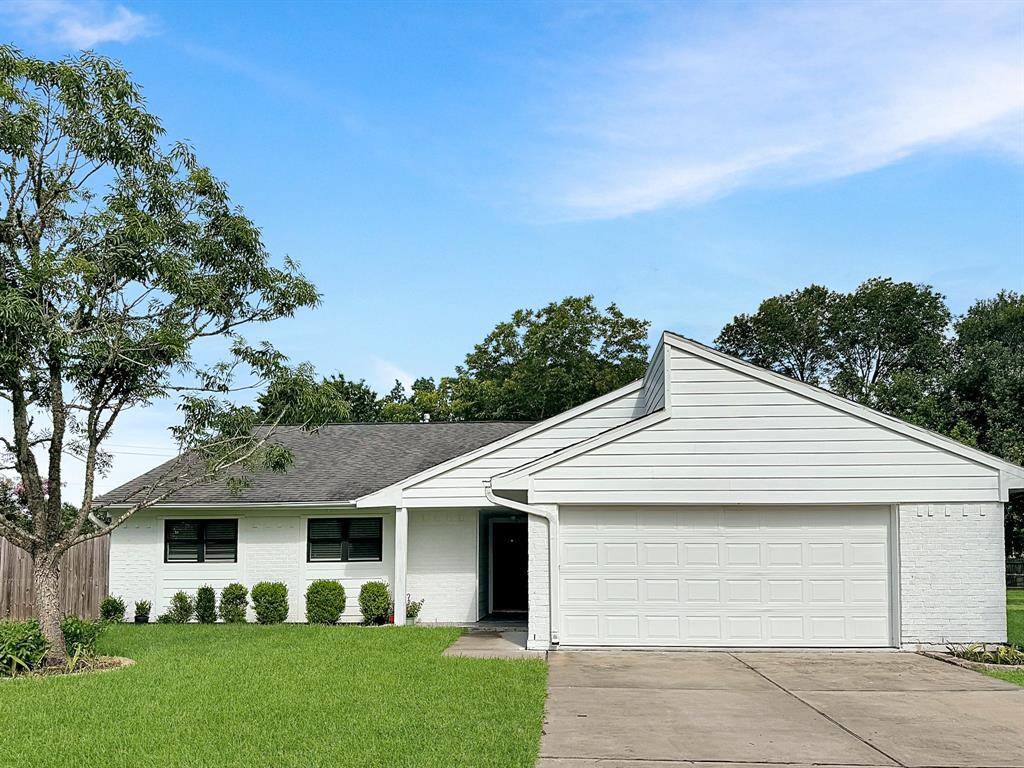 Foto principal - 405 E Castle Harbour Dr
