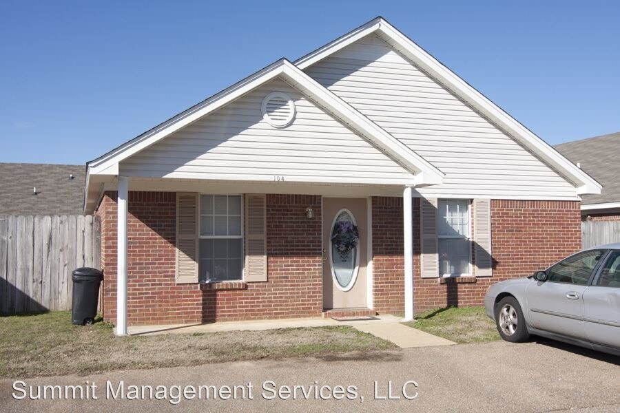 Primary Photo - 104 Creekwood Dr