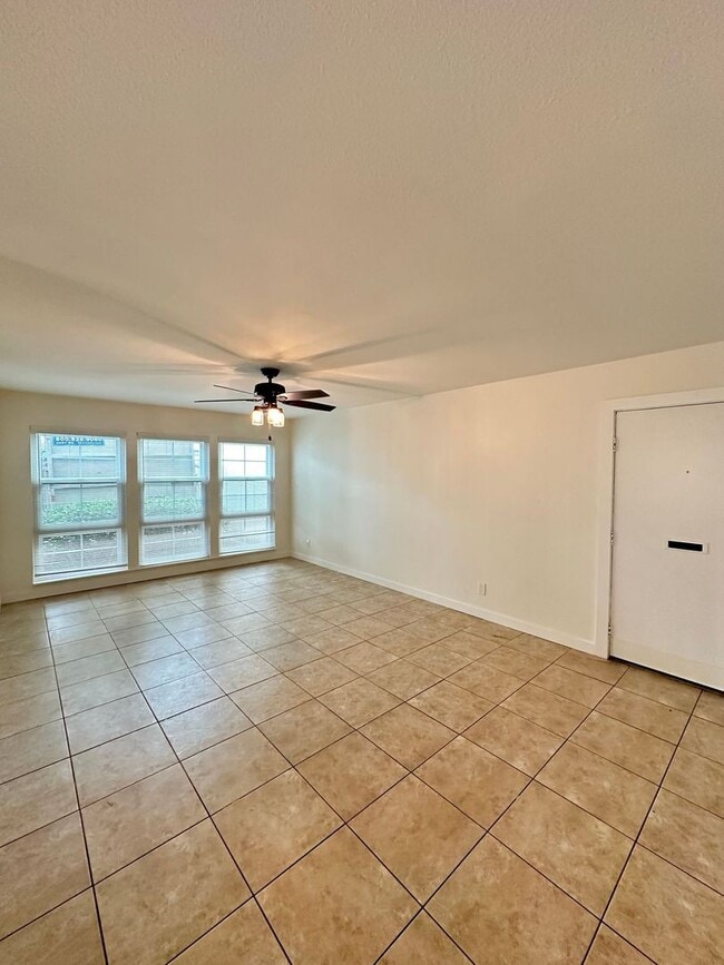 Foto del edificio - Anaheim 3 Bedroom 2.5 Bath Townhome - 1 Ca...