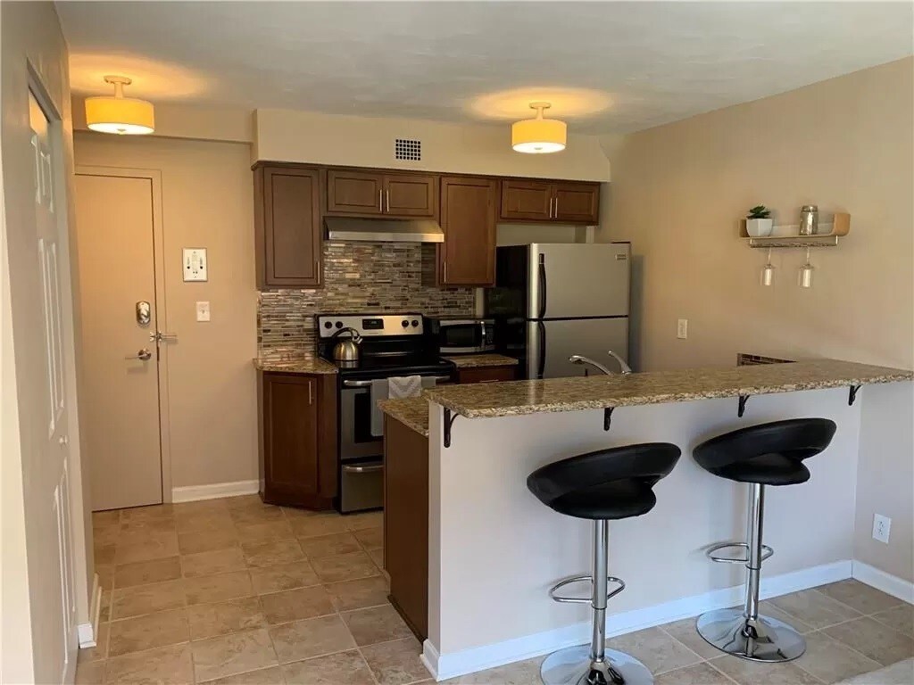 Kitchen with bar seating - 1000 East Ave