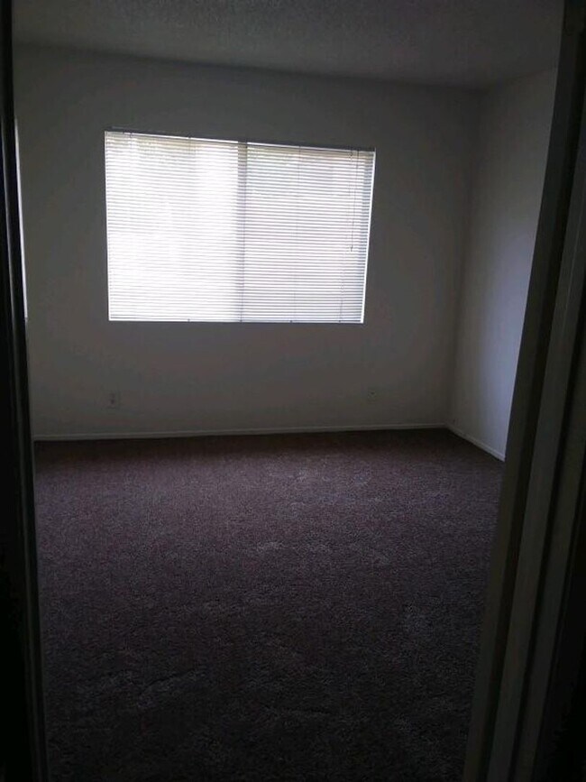 Building Photo - 1 bedroom Condo in Great North San Bernard...