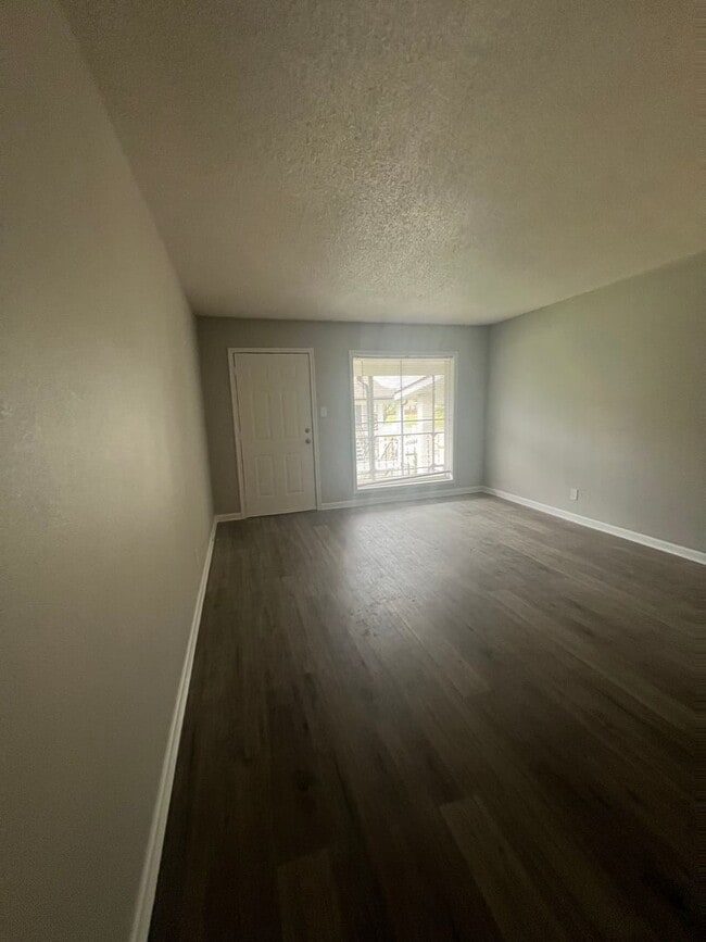 Building Photo - Remodeled Apartment 2 Bed / 1 Bath