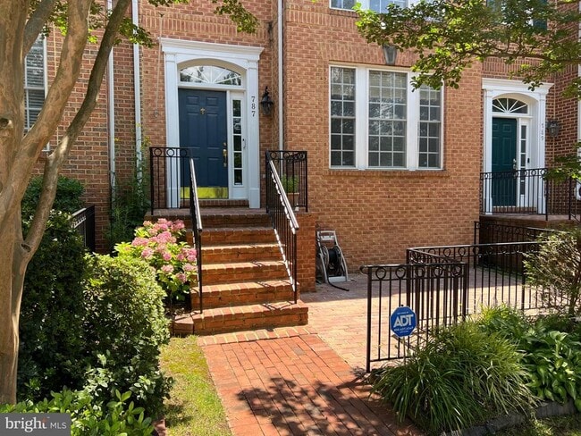 Building Photo - 787 Vestal St