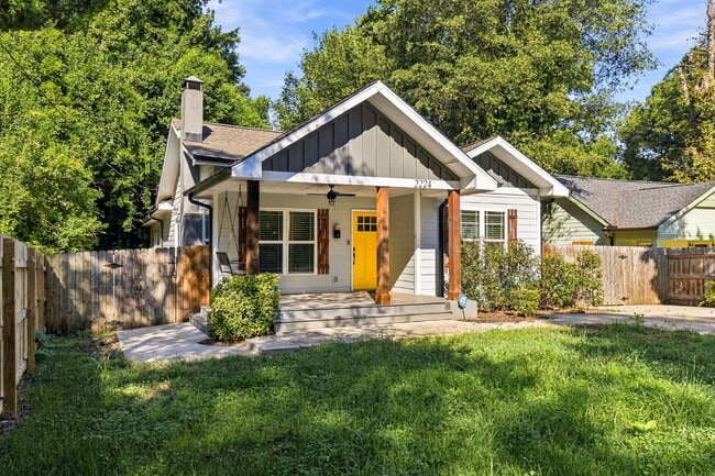 Building Photo - Updated Cottage 5 mins from Uptown Charlotte!