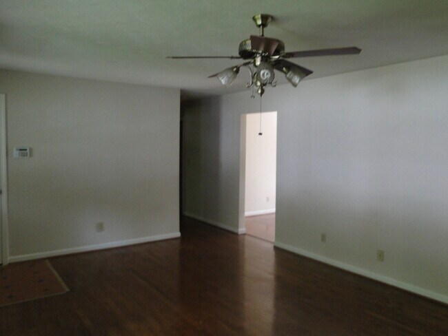 Foto del edificio - Fenced Backyard In Quiet Neighborhood
