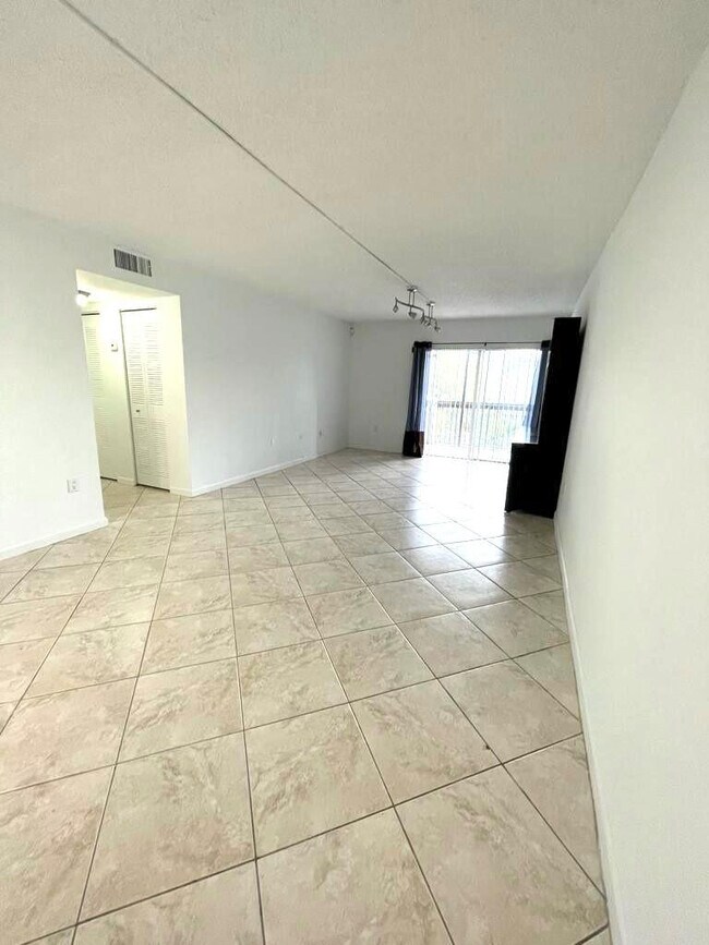Foto del edificio - 711 N Pine Island Rd