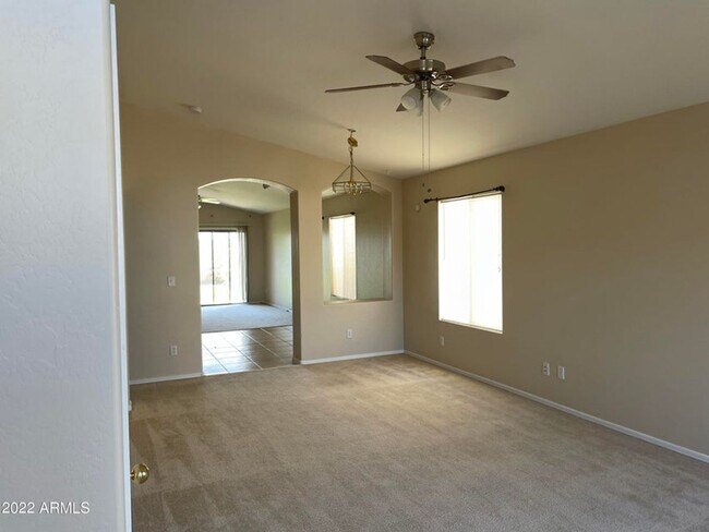 Building Photo - Spacious 3 bedroom home in El Mirage!