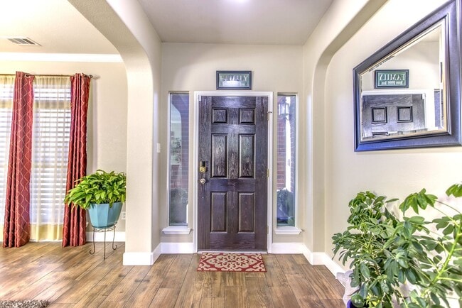 Foto del edificio - Beautifully Maintained 4 bed/3bath 2 Story...