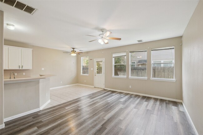 Foto del edificio - 16635 Newglen Ln