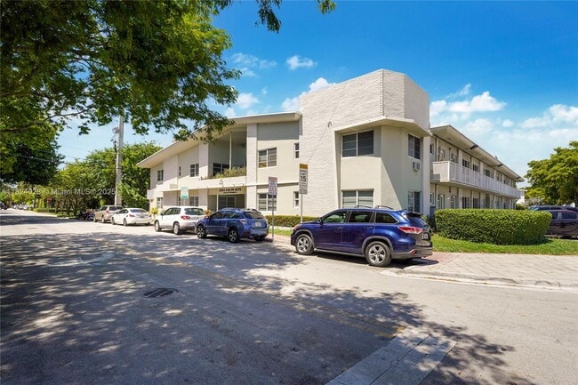 Building Photo - 6930 Rue Versailles Dr