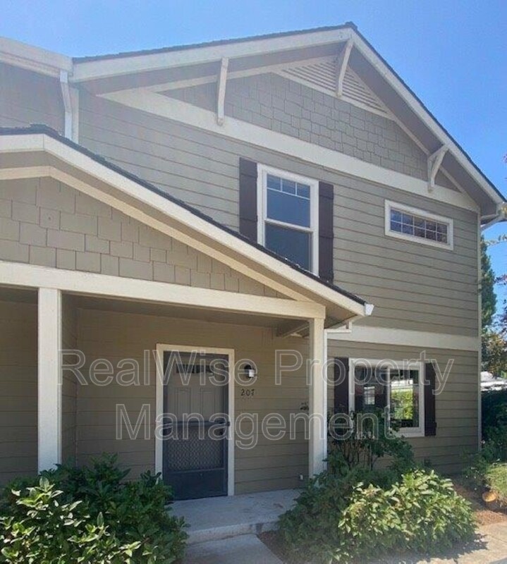 207 Park St, Rogue River, OR 97537 House Rental in Rogue River, OR