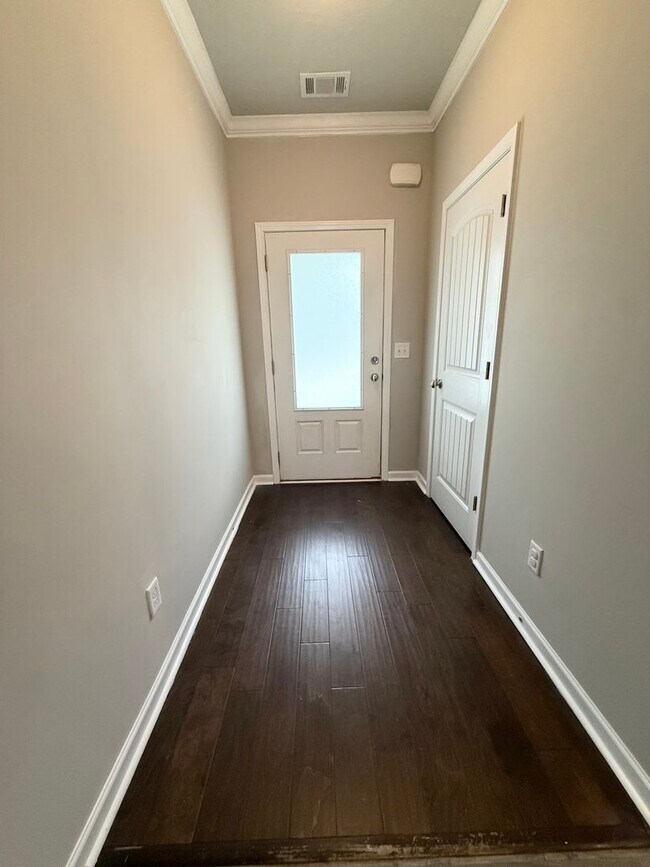 Building Photo - 3 Bedroom Craftsman!