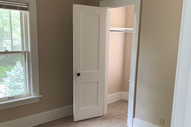 Building Photo - 1006 S Busey Ave