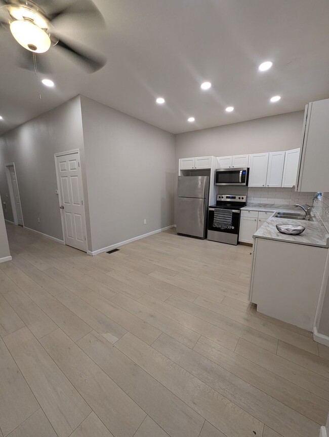 Foto del edificio - **$500 Security Deposit & 1st Month Free w...