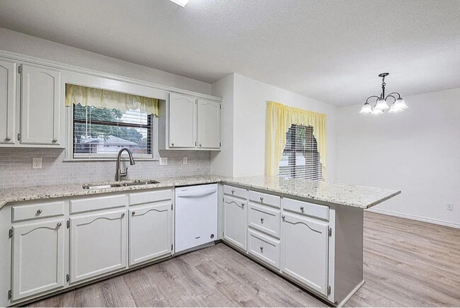 Building Photo - 411 Bluebonnet St