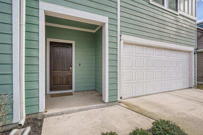 Building Photo - 1601 Denesa Dr