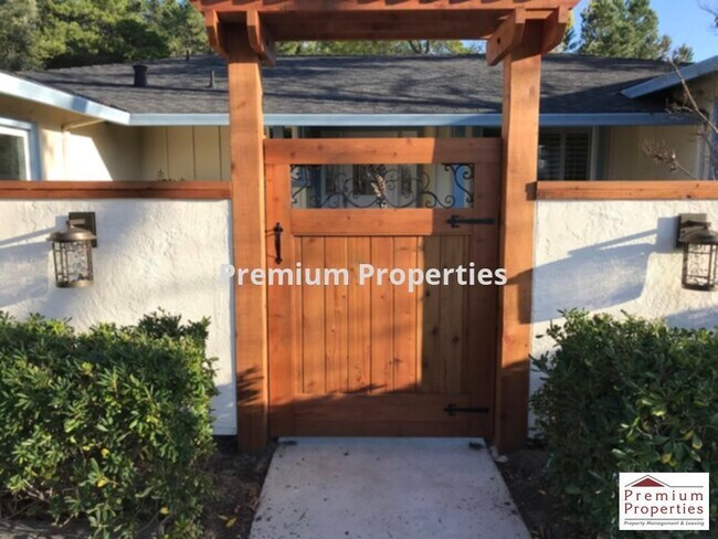 Building Photo - 3557 Perada Dr