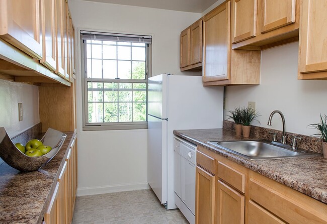 Kitchen with classic appliances - Mason Hall