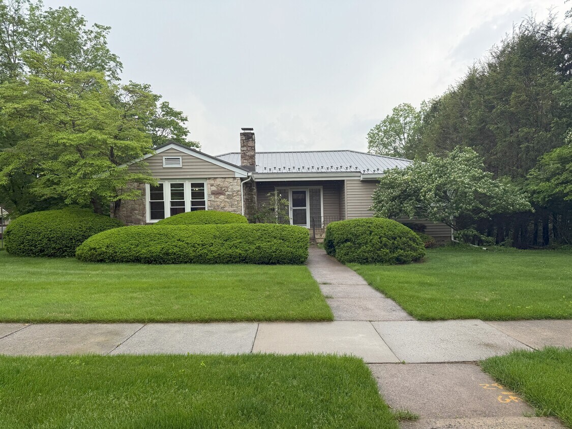 Primary Photo - 403 E Mitchell Ave
